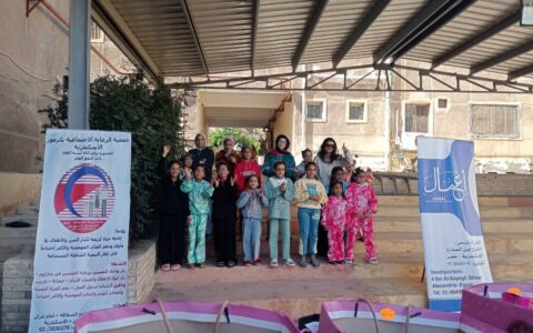 يأتي عيد الفطر كل عام حاملا َ معه مشاعر الفرح والبهجة والسرور ، لكن تظل هناك فئة تحتاج الي عناية خاصة في هذه المناسبة هم "الاطفال – والفتيات " بلا مأوي ، يعد الاحتفال معهم بعيد الفطر من أسمى صور التكافل الاجتماعي حيث تتجسد فية معاني الرحمة والانسانية. قامت الجمعية بالتعاون مع مؤسسة أعمال للتنمية المجتمعية بالاحتفال بعيد الفطر وتنظيم حفلة مبهجة لهؤلاء الاطفال تتضمن توزيع الملابس والهدايا والالعاب الحلوى والرقص والاستمتاع مع الشخصيات الكرتونية المشهورة ، مما يزرع البسمة علي وجوهم ويجعلهم يشعرون بأنهم جزء من المجتمع . كما أن المشاركة بالاحتفال مع الاطفال لايقتصر علي المساعدات المادية فقط بل تمتد لتشمل الدعم النفسي والمعنوي من خلال قضاء وقت ممتع معهم والاهتمام بالكلمة الطيبة والابتسامة الصادقة قد تترك أثراَ عميقاَ في نفوسهم .